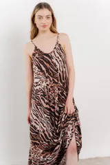 Vestido largo con breteles finos y estampado animal print en tonos tierra y negro.