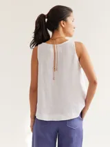 Musculosa color crema de lino, con escote en V y corte holgado.