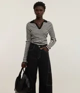 Pantalón wide leg de mujer marca Blue Steel, color negro, confeccionado en sarga de algodón. Cuenta con cintura fija con trabillas, cierre de cremallera, bolsillos laterales y bolsillo cargo incorporado.