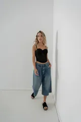 Bermuda de jean amplia, oversize, tiro medio.