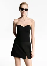 Top negro de punto con escote corazón y diseño entallado.