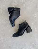 Botines negros de cuero con punta cuadrada y taco geométrico.