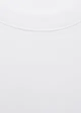 Camiseta blanca de algodón, de corte recto, manga corta y cuello redondo.