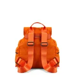 Mochila verde militar de nylon con tapa y broche metálico. Tiene apertura superior con cierre marinero, bolsillos internos, bolsillo con cierre metálico al frente y laterales. Incluye asas rígidas de mano y correas regulables para colgar en la espalda.