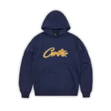 Hoodie azul marino con capucha y bolsillo tipo canguro. Estampado frontal con el logo de Corteiz en color amarillo.