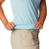 Remera deportiva Columbia color gris con estampado de líneas horizontales y logo de la marca en el pecho.