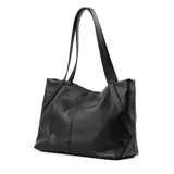 Bolso tipo tote de cuero negro con asas fijas, acceso con cierre y herrajes dorados. Interior forrado en algodón y poliéster con un bolsillo con cierre y dos abiertos.