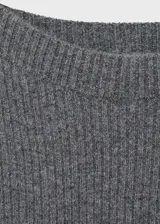 Sweater gris de punto canalé con cuello barco y mangas largas.