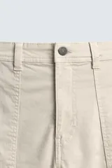 Bermuda cargo de algodón color marrón oscuro, tiro medio, corte regular, con bolsillos laterales de parche con solapa y bolsillos traseros de vivo.