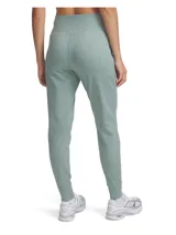 Pantalón de jogging Under Armour color lila, de corte ajustado, con cintura alta elástica, bolsillos laterales y logo de la marca en la cadera.