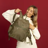Mochila verde militar de nylon con apertura superior con cierre y tiradores metálicos. Incluye bolsillos internos, bolsillo con cierre metálico al frente, correa corta de mano y correas de galón regulables para colgar en la espalda.