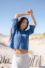 Buzo marrón de lino tejido a mano con cables, de silueta oversize, mangas rectas y cuello a la base.