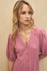 Vestido midi color marrón claro, con escote en V, mangas cortas abullonadas, botones frontales y falda con volantes.