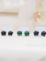 Par de aros tipo botón enchapados en plata con piedra natural redonda.