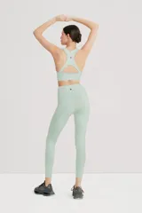 Calza larga color verde militar, de tiro alto y corte ajustado.