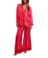 Conjunto de pijama de camisa de manga larga con botones y pantalón de pierna ancha, con estampado de rayas verticales rojas y rosas.