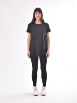 Remera negra de corte holgado y mangas cortas, ideal para uso deportivo o casual.