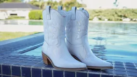 Botas texanas blancas de cuero con bordados y taco de madera.