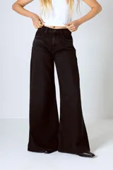 Pantalón de jean negro de tiro alto, corte wide leg y denim rígido.