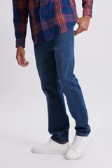 Pantalón de jean clásico de hombre, color azul oscuro, corte recto.