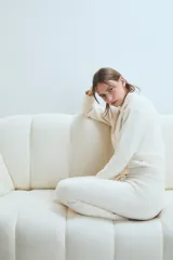 Pantalón de jogging color crudo, de corte recto y cintura con cordón ajustable.