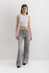 Pantalón de jean gris de corte acampanado.