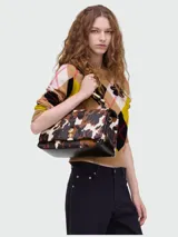 Bolso de hombro grande Marc Jacobs, con estampado de vaca en pelo, detalles en cuero negro y herrajes dorados.