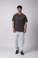 Remera color durazno con cuello redondo y mangas cortas. Estampas con tipografía manuscrita en el frente y la espalda.