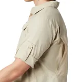 Camisa de manga larga color beige, con tecnología Omni-Shade UPF 50 de protección solar y Omni-Wick de secado rápido. Tiene dos bolsillos frontales con solapa, ventilación en la espalda y mangas enrollables con trabillas.