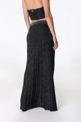 Falda midi tejida a rayas verticales en tonos celeste y azul, con cintura elástica y abertura lateral.