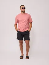 Remera negra de corte holgado confeccionada en algodón.