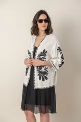 Saco color crudo de lino y viscosa con bordado de hilo de seda negro, de corte suelto y mangas tres cuartos.