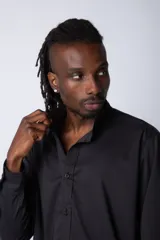 Camisa negra de manga larga con cuello mao y corte clásico.