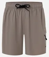 Bermuda de hombre color beige confeccionada en tejido ripstop, con cintura elástica ajustable con cordón, bolsillos laterales y etiqueta de la marca aplicada.