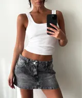 Minifalda de jean color gris oscuro con efecto lavado, corte recto y tiro bajo.