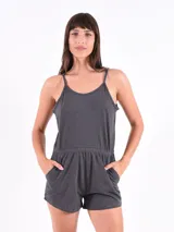 Mono corto gris con breteles finos, cintura elastizada y bolsillos laterales.