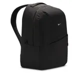 Mochila Nike Aura unisex color negro con logo blanco. Tiene un compartimento principal con cierre de doble cremallera, un bolsillo frontal con cierre y un asa superior. Las correas son acolchadas y ajustables.