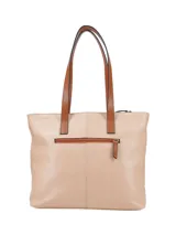 Cartera shopper de cuero vacuno color negro con detalles en marrón. Tiene logo metálico de la marca, doble asa de hombro y bolsillo frontal con cierre.