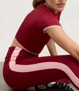 Legging deportiva femenina color rojo oscuro (similar al vino o borgoña), de microfibra con compresión alta y cintura alta.