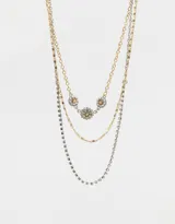 Collar corto multicadena con strass, eslabones y margaritas de metal.