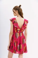 Vestido mini color fucsia con estampado de hojas multicolor, escote en V con volados, sin mangas y falda acampanada.