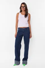 Pantalón de denim azul oscuro, de corte recto, con botamanga fija.