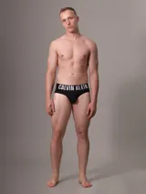 Slip negro Calvin Klein de microfibra reciclada, con cintura elástica con el logo de la marca en blanco.