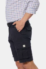 Bermuda cargo gris con cinturón, confeccionada en tejido de algodón con elasticidad, con bolsillos laterales y detalles en bolsillos traseros con solapa.