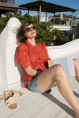 Camisa color ladrillo con estampado de flores pequeñas en blanco, con mangas 3/4 abullonadas y cuello mao.