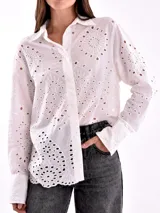 Camisa blanca de manga larga con bordado calado.