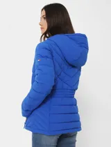 Campera acolchada azul eléctrico con cierre frontal, cuello alto con capucha ajustable y bolsillos laterales.