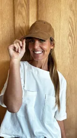 Gorra tipo béisbol color marrón, confeccionada en cuero gamuzado.