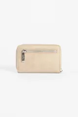 Billetera beige con cierre de cremallera y tachas plateadas.