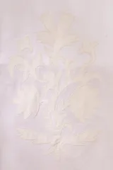 Túnica midi blanca con estampado floral, escote en V, mangas 3/4 y lazo ajustable en la cintura con borlas.